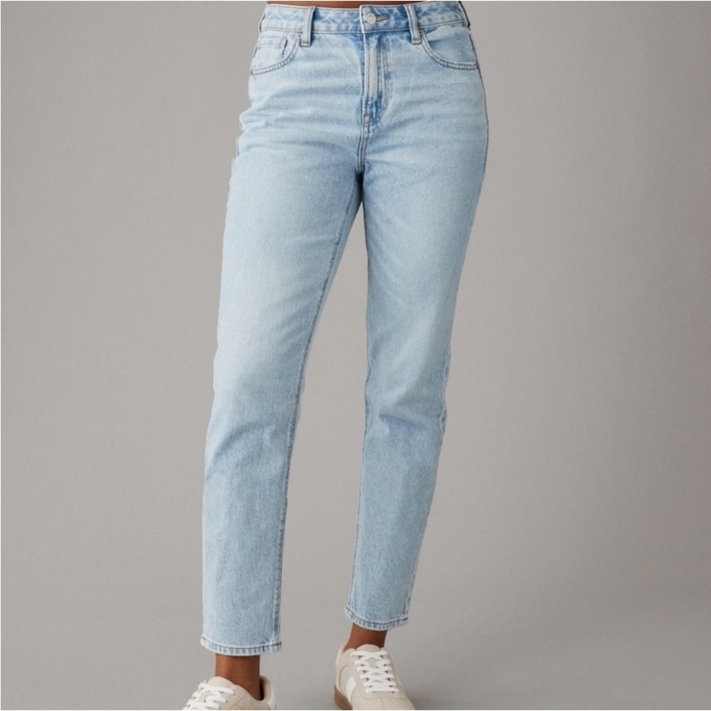 American Eagle Strigid Mom Jeans Women’s Size 16 Light Wash Denim Blue Relaxed